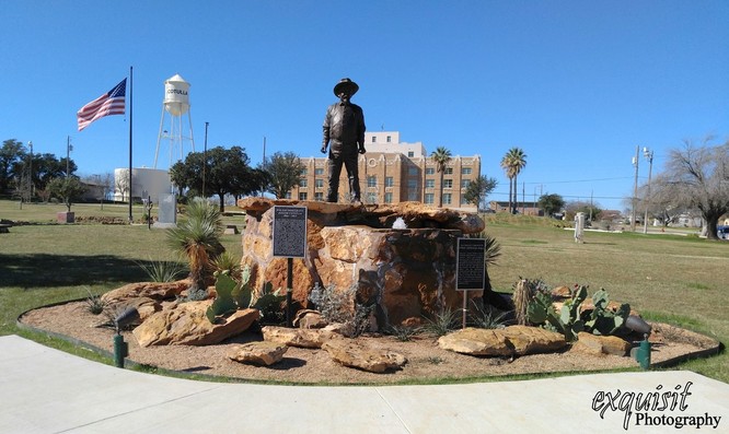oil field town, cotulla, tx, big wells, valley wells, small town texas
